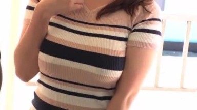 berdada besar yang sama sekali tidak peduli dengan tatapan orang lain | kingbokep