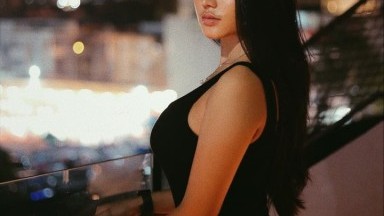 wanita cantik memeras nenen nya sendiri